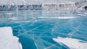 Nikdy neskáčte s autom na zamrznuté jazero!