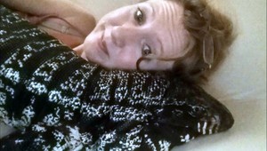 Nečakaný maznáčik. Jašter sa od svojej majiteľky nepohne