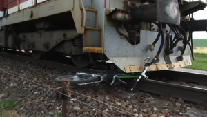 Opitý cyklista ignoroval spustené závory. Takmer ho to stálo život