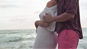 Veľké prekvapenie na záver klipu! Celebritný párik odhalil rastúce bruško!