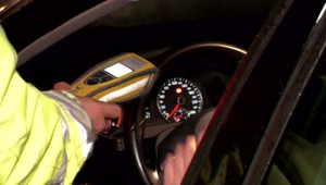 Spolujazdec pod vplyvom alkoholu vytŕčal zo strešného okna auta. V zákrute vypadol