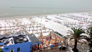 Pláže v Taliansku uprostred leta zbeleli. Ľudia sa báli konca sveta