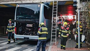 Autobus plný detí uviazol pod mostom v Prahe. Na pomoc museli vyraziť hasiči