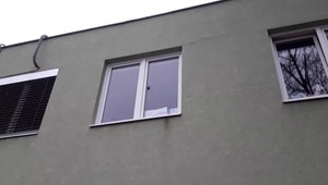 Streľba pri pediatrickej ambulancii. Cez okno čakárne preletel do vnútra projektil