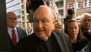 Arcibiskup, ktorý kryl sexuálne zneužívanie detí, sa vyhol väznici. Trest si odpyká doma