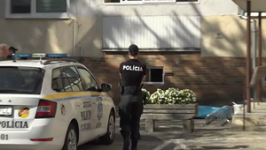 Pod oknami paneláku našli policajti bezvládne telo 27-ročnej ženy