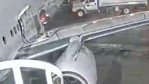 Šokujúci moment na letisku: Vystresovaná žena otvorila núdzový východ a vystúpila na krídlo