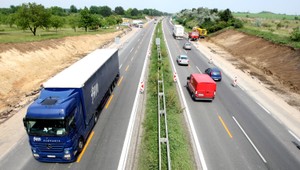 Hromadná nehoda na D2, päť ľudí skončilo v nemocnici