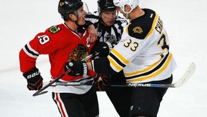 Toews dostal skoro nakladačku, zachránil ho rozhodca