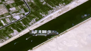 Loď, ktorá sa zasekla v Suezskom prieplave, momentálne blokuje viac ako 200 lodí