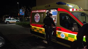 Vyšetrovateľ obvinil muža z napadnutia osôb nožom a vyhodenia manželky z balkóna v Malackách