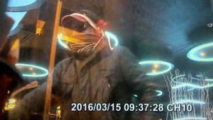 Tento muž prepadol so zbraňou herňu v centre Trenčína, hľadá ho polícia