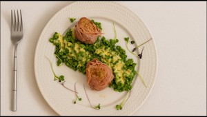 Špenátové halušky s panenkou obalenou v prošute a so syrovou omáčkou