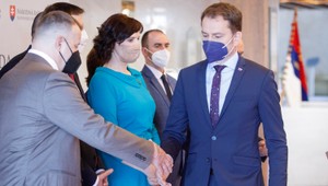 Koaliční lídri po odchode pápeža začali mimoriadne rokovanie