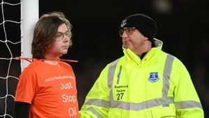 Už ste videli krk priviazaný k bráne?!