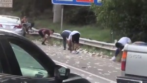 Ľudia neverili vlastným očiam, na diaľnici zastavili. Vzduchom lietali tisícky dolárov