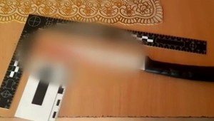 Mladíka obvinili z pokusu vraždy, otca niekoľkokrát dobodal nožom