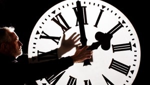 Návrh zrušiť striedanie letného a zimného času schvália eurokomisári ešte v piatok, uviedol Juncker