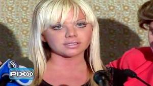 Šéf vyrazil predavačku, zdala sa mu príliš sexi!