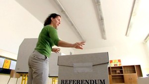 Referendum za dverami, kampaň sa zostruje