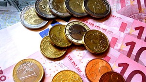 Falošné eurobankovky valcujú nielen krajinami EÚ. Európska centrálna banka chystá zmenu