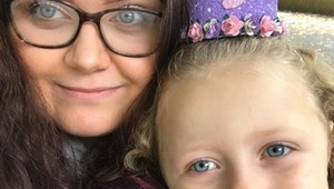 Mama s dcérou pútajú pozornosť všade, kam prídu: Keď uvidíte ich vlasy, pochopíte prečo