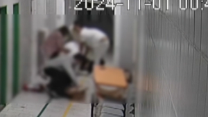 Dievča spolu s priateľom zaútočili na zdravotníkov. Boli pod vplyvom drog