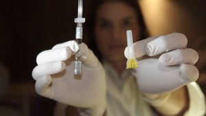 Šialená matka pichá dcérke (8) botox!