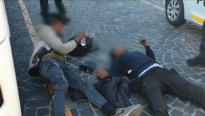 Migranti vyliezli spod autobusu pred parlamentom: TV JOJ zisťovala, v koho rukách skončili a čo ich čaká