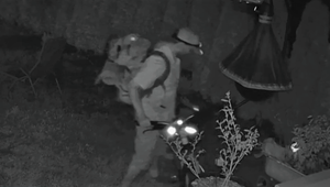 Prišiel na bicykli s čelovkou a batohom. Zlodeja však prekvapil alarm