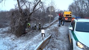 Po nehode skončila zakliesnená v aute v priekope. Na pomoc jej prišiel policajný prezident