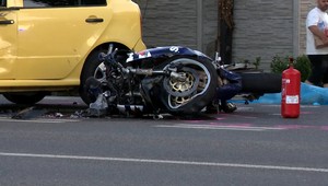 Po zrážke motorkára s autom vyhasol život 39-ročného muža