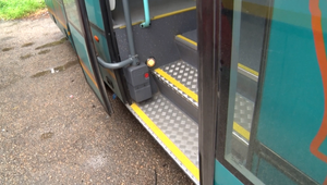 Dôchodca na cestu autobusom len tak nezabudne, zostal zaseknutý vo dverách