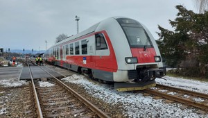 Komplikácie v Prievidzi. V meste sa vykoľajil vlak a to rovno na hlavnej ceste