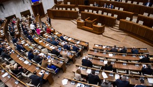 Poslanci posunuli do druhého čítania novelu Republiky: Vznikla by povinnosť zverejňovať zápisnice z volieb online