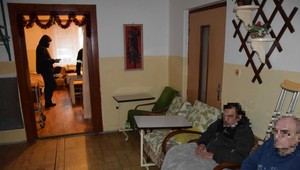 FOTO: Hyenizmus v jednom z DSS: Zanedbaní ľudia prosia o jedlo. Otrasné, čo našli policajti v izbách