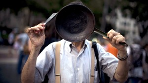 Hádka dôchodcov. Dedko (77) zbil babku (73) panvicou