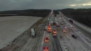 Na diaľnici sa zrazilo 100 áut, jeden človek mŕtvy
