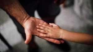 Vedúci tábora sexuálne znásilnil SEDEM detí, všetko si nakrúcal na mobil