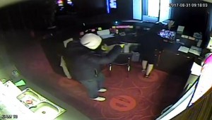 VIDEO: Polícia hľadá lupiča z bratislavskej herne