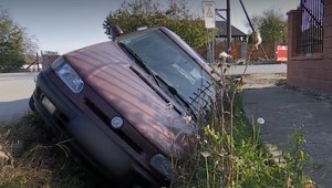 Vodiči upozornili na zvláštnu jazdu staršieho šoféra. Kým dorazili policajti, skončil v priekope