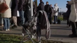 Nočná mora na cudzineckej polícii: Ľudia mrznú v rade bez výsledku