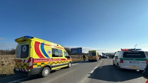 Hromadná zrážka autobusu a šiestich áut. Na mieste bolo viacero zranených