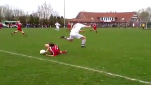 Neskutočné! Futbalista počas zápasu vybavil telefonát a skopol súpera