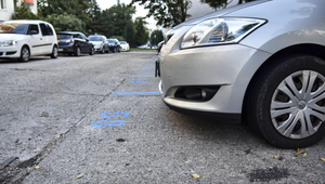 Desivý nález: V odstavenom aute na parkovisku našli mŕtveho muža