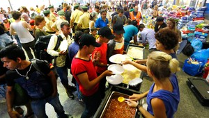 V Mníchove vítali migrantov, na stanici im dali jedlo aj oblečenie