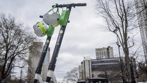 Vzdorujúce kolobežky začali nadávať pasažierom