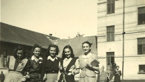 Prázdna stolička. Spomienka na všetkých vylúčených študentov.