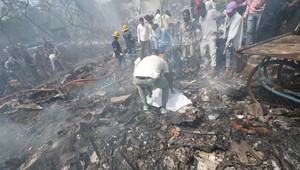 Bývalý skúsený pilot v rozhovore: Štyri možné scenáre príčiny pádu lietadla v Indii