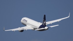 Lietadlo muselo núdzovo pristáť. Na palube došlo k tragédii